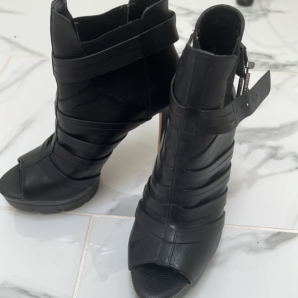 NEW BCBG Max Azria heels
